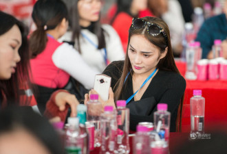 春节临近 东莞相亲会200余对男女牵手成功