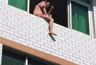 女子欲跳楼 消防员劝解无果用水枪滋回屋里