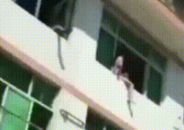 女子欲跳楼 消防员劝解无果用水枪滋回屋里