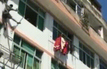 女子欲跳楼 消防员劝解无果用水枪滋回屋里