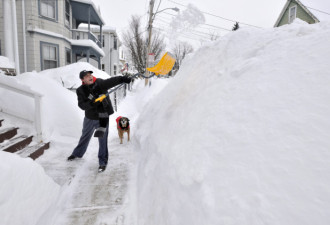 美国遭遇暴风雪袭击 民众挖”隧道”出行