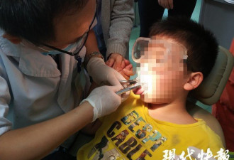 男孩喝水时舌头被杯子“咬”住 消防出动