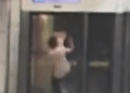 男子踹地铁屏蔽门并且拳打民警，被一招放倒