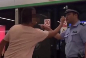 男子踹地铁屏蔽门并且拳打民警，被一招放倒