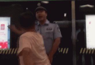 男子踹地铁屏蔽门并且拳打民警，被一招放倒