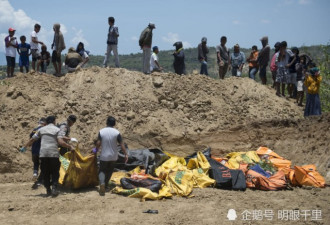 慎入!强震海啸后印尼集体填埋千余尸体简单粗暴