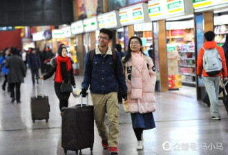 春运中那些浓浓的爱与温情 一个拥抱一场热吻