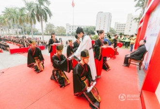 广东一中学举行古风成人礼 学生着汉服跪拜恩师