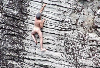 攀岩手悬崖上演“裸攀” 无任何保护看得胆寒