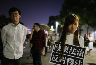 中联办示威被捕者到特首办门外抗议