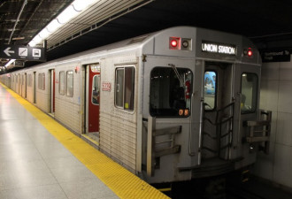 多伦多地铁去年170人跳铁轨 有人追包跟着车跑