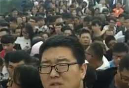 国庆堵车? 有人在车后备箱开炒面铺 在路边摆摊