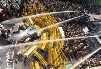 开着拖拉机 3万印度农民要冲进首都抗议示威