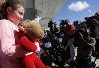 佛州机场枪击逃生 女孩找回遗失泰迪熊