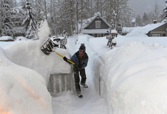 美国多地普降暴雪 积雪厚度最深达2米