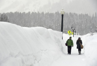 美国多地普降暴雪 积雪厚度最深达2米