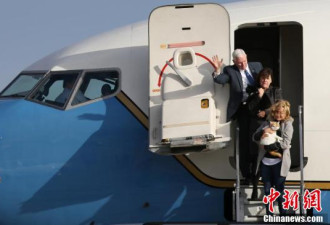 侯任副总统一家飞抵华盛顿准备就职 宠物相伴