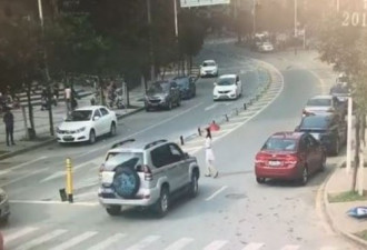 深圳女子悠哉过马路 结果遭汽车慢慢辗死