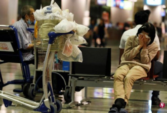 女子睡在机场里达8年 这里有个“睡机场大队”
