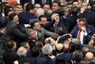 土耳其议会全武行 议员大打出手 场面混乱