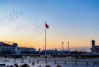 今天清晨，大约有11万人在天安门看升旗
