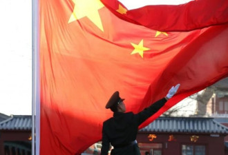 今天清晨，大约有11万人在天安门看升旗
