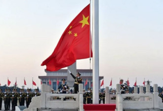 今天清晨，大约有11万人在天安门看升旗