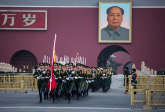 今天清晨，大约有11万人在天安门看升旗