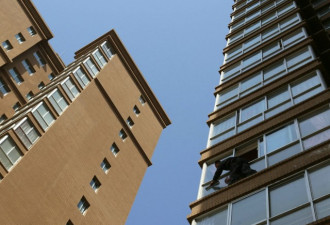 “蜘蛛人”为高楼做保洁 月入2万 甚至四五万