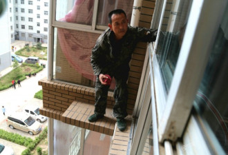 “蜘蛛人”为高楼做保洁 月入2万 甚至四五万