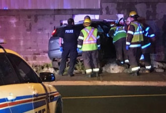 加拿大女子被警车追捕 开车撞进混凝土墙受重伤