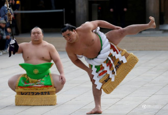 日本新年相扑表演 选手霸气外露 原始古朴