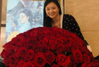 张艺谋为妻子庆37岁生日 送99朵玫瑰花超浪漫