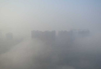 实拍：武汉云雾缭绕 四百米高空现蓝天