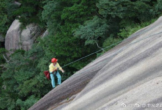景区悬崖捡垃圾清洁工 ：靠1根绳索走峭壁19年