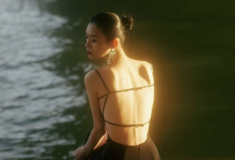 中国名模在巴黎塞纳河畔秀美背 拍性感写真