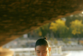 中国名模在巴黎塞纳河畔秀美背 拍性感写真