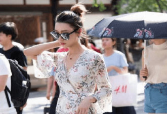街拍：美女穿着休闲低胸吊带裙，细腰长腿！