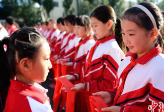 小学生红领巾上印广告 网友怒：下次印国旗上？