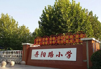 小学生红领巾上印广告 网友怒：下次印国旗上？