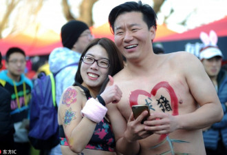 南京上演“光猪跑” 美女胸前纹身抢镜