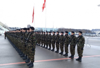 欢迎仪式后，瑞士仪仗队与习近平专机合影