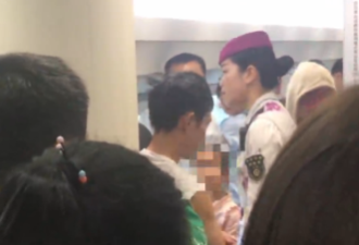 男子高铁抱陌生女孩称坐一下咋了 裤链拉开