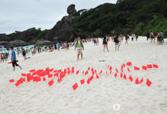 中国游客“占领”泰国海滩 插上大量中国国旗