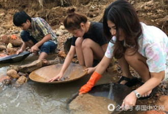 洪水消退，男女老少拿起大锅冲进河道淘金