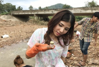 洪水消退，男女老少拿起大锅冲进河道淘金