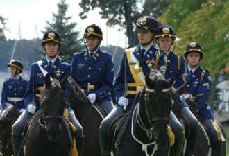 中国小伙将领衔骑兵队 亮相特朗普就职典礼