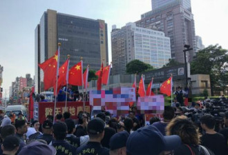 台湾统派持五星红旗庆国庆 高唱“中国是我家”