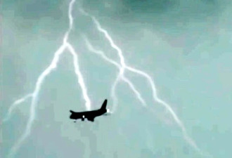 实拍俄罗斯客机高空遭雷击 场面惊险