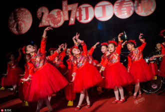 打工春晚台前幕后：网红与流动儿童同台献艺